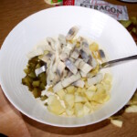 Wiedeńska sałatka śledziowa z jabłkiem i kaparami