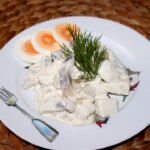 Wiedeńska sałatka śledziowa z jabłkiem i kaparami