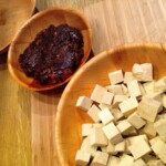pokrojone w kostkę tofu znajduje się w drewnianej misce