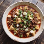 wieprzowina z tofu po syczuańsku podana na talerzu