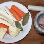 obrane warzywa korzeniowe na dużym talerzu