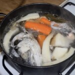 Wywar rybny z krewetkam w garnku