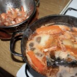 Wywar rybny z krewetkam w garnku