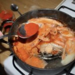 Wywar rybny z krewetkam w garnku