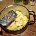 przygotowanie puree ziemniaczanego w garnku