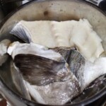 w garnku gotuje się świeży dorsz