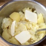 w garnku ugotować ziemniaki i kawałki masła przygotowane do zrobienia puree