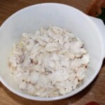 ugotowany dorsz posiekany i ułożony głębokim naczyniu