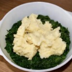 układanie warstw zapiekanki z dorszem