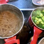 w garnku gotuje się makaron penne i brokuł