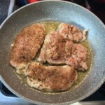 na patelni smażą się kotlety z kurczaka