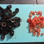 pokrojone czarne oliwi i posiekane czerwone chilli