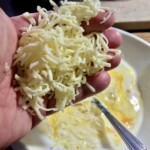 starty żółty ser w dłoni