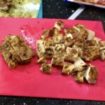 pokrojony usmażony kotlet z kurczaka