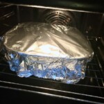 Zapiekanka z kurczakiem brokułem i mozzarellą owinięta folią aluminiową w piekarniku