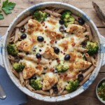 Zapiekanka z krojonym w kostkę kurczakiem z dodatkiem makaronu, brokuła, oliwek oraz jajek i śmietany.