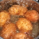 w garnku gotują się ziemniaki