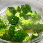 brokuł gotuje się w naczyniu na parze