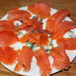 rozłożone na talerzu plastry łososia wędzonego