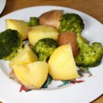 Ziemniaki z łososiem i brokułem w dipie z koperkiem