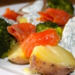 Ziemniaki z łososiem i brokułem w dipie z koperkiem