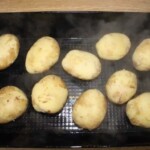 ugotowane obrane ziemniaki na blasze z piekarnika