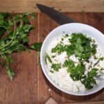 miska z pokruszonym serem feta i siekaną natką pietruszki