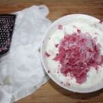 dip jogurtowy z serem feta natką pietruszki startą rzodkiewką w misce