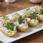 ziemniaki z piekarnika z szynką serem feta i rzodkiewkami podane na talerzu