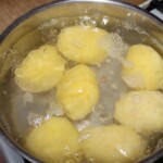 w garnku gotują się obrane ziemniaki