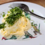 masło czosnkowe na talerzu