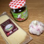 ser piwny oraz główka czosnku