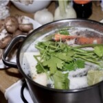 w garnku gotuje się rosół z kurczaka