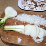 pokrojony w drobną kostkę fenkuł leży na desce kuchennej