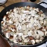 posiekane grzyby smażą się na dużej patelni