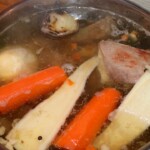 w garnku gotuje się rosół wołowy