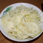 posiekana cebula w dużej misce