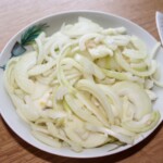 dużo pokrojone w piórka cebuli w misce