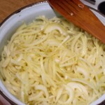 w dużym garnku smaży się duża ilośc cebuli na zupę cebulową
