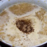 w dużym garnku smaży się duża ilośc cebuli na zupę cebulową