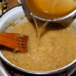 zupa cebulowa w trakcie przygotowania
