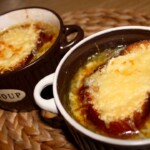 zupa cebulowa w miseczkach gotowa do spożycia