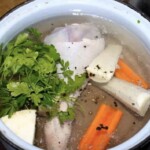 w garnku gotuje się podudzie z indyka z warzywami