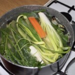 w dużym garnku gotuje się rosół