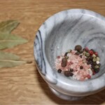 przyprawy suche w moździerzu