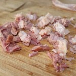 ugotowane i pokrojone drobno kawałki boczku wędzonego