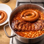 zupa fasolowa na żeberkach wędzonych gotuje się w garnku