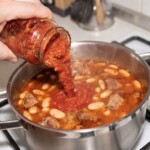 zupa fasolowa na żeberkach wędzonych gotuje się w garnku