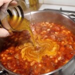 zupa fasolowa na żeberkach wędzonych gotuje się w garnku