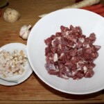 wołowina pokrojona w mała kostkę leży w dużej misce